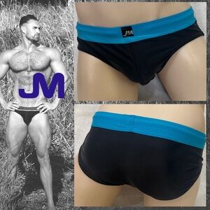 JM Pouch Swim Briefs Medium 32 Gently worn 80% nylon / 20% spandex Lined crotch
